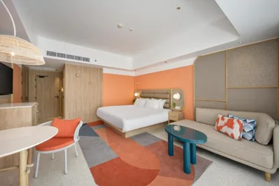 Deluxe-Zimmer mit Poolblick und King-Size-Bett — Centara Karon Resort Phuket