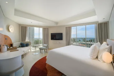 Deluxe-Spa-Suite mit Meerblick und King-Size-Bett — Centara Karon Resort Phuket