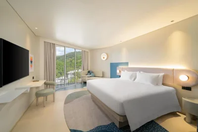 Superior-Zimmer mit Stadtblick und King-Size-Bett — Centara Karon Resort Phuket