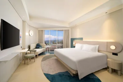 Superior-Zimmer mit Meerblick und King-Size-Bett — Centara Karon Resort Phuket